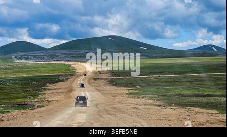 Explorer les routes de montagne de Qarabaqh en Azerbaïdjan entre collines verdoyantes et ciel ouvert Banque D'Images