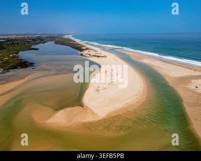 Longues plages de sable près du village historique de Cacela Velha au Portugal Banque D'Images