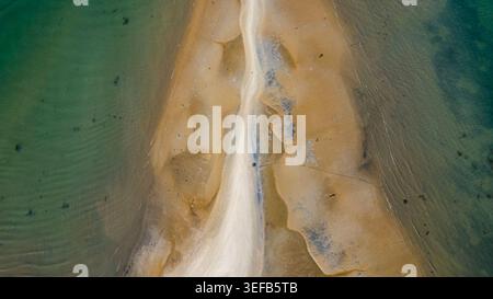 Exploration des zones humides sablonneuses près d'Olhao en Algarve, au Portugal avec de l'eau verte et des formes uniques Banque D'Images