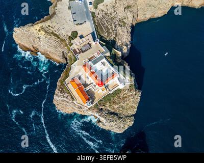 Phare de Cabo de Sao Vicente situé sur une falaise à Sagres surplombant l'océan en Algarve, Portugal pendant les heures de lumière du jour Banque D'Images