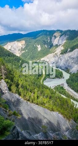 Vue aérienne de la gorge sinueuse du Rhin en Suisse montrant les falaises et la verdure le long du chemin de la rivière Banque D'Images