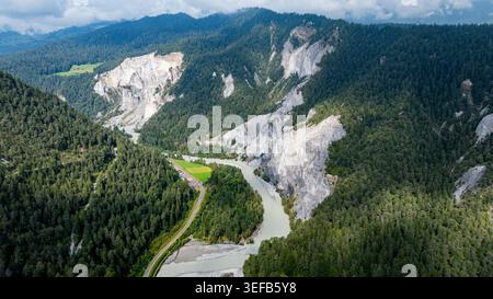 La gorge du Rhein montre une rivière sinueuse et des falaises abruptes avec une forêt verte en Suisse Banque D'Images