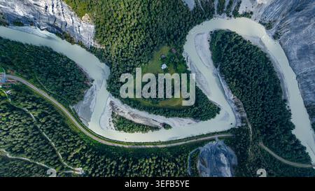 Vue aérienne montre la rivière sinueuse et le paysage verdoyant de la gorge du Rhin avec la forêt et le terrain en Suisse sous ciel clair Banque D'Images