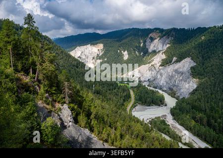 Vue sur la gorge du Rhin mettant en valeur la rivière sinueuse et les falaises abruptes entourées de forêts denses en Suisse Banque D'Images