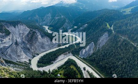 Vue sur la rivière sinueuse dans la gorge du Rhin mettant en valeur la beauté naturelle de la Suisse avec des montagnes en arrière-plan par une journée nuageuse Banque D'Images