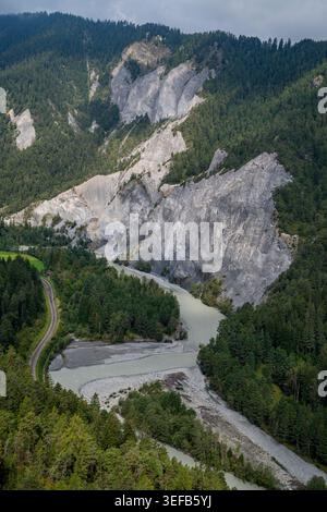Vue aérienne montrant la gorge du Rhin avec des falaises abruptes et la rivière serpentant à travers la forêt verte en Suisse Banque D'Images