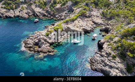 Vue sur la péninsule d'Alcudia avec ses rivages rocheux et ses eaux turquoises limpides à Majorque, en Espagne Banque D'Images