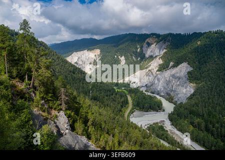 Vue aérienne des gorges du Rhin montrant la rivière qui coule à travers des forêts verdoyantes et des falaises rocheuses en Suisse Banque D'Images