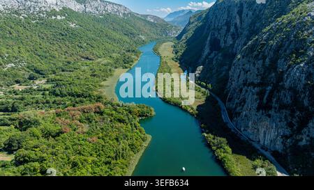 Vue aérienne montrant la rivière Cetina serpentant à travers les gorges en Croatie avec une végétation luxuriante et des collines entourant la voie navigable Banque D'Images