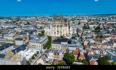 Vue de la cathédrale notre-Dame d'en haut montrant le paysage urbain environnant à Reims, France Banque D'Images