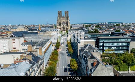 Vue de la cathédrale notre-Dame de Reims d'en haut montrant les bâtiments et les rues environnantes en France Banque D'Images