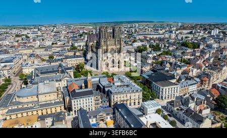 Vue aérienne de la cathédrale notre-Dame de Reims présentant l'architecture historique et le paysage urbain environnant en France Banque D'Images