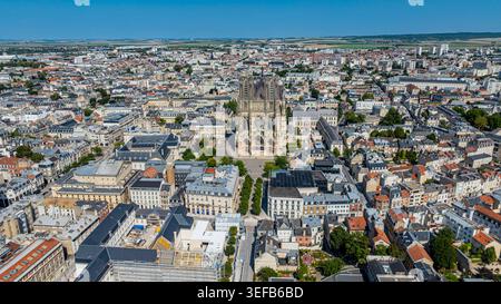 Vue de la cathédrale notre-Dame de Reims d'en haut montrant la ville environnante et le paysage en France Banque D'Images