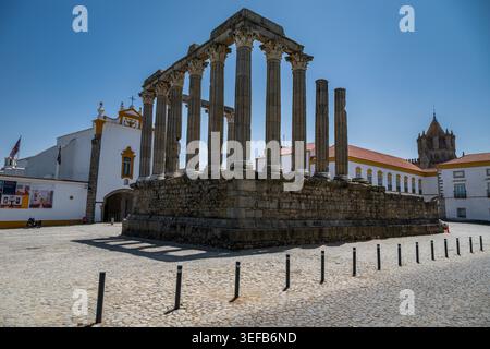 Temple romain d'Evora se dresse à la lumière du soleil, mettant en valeur l'architecture ancienne à Evora, Portugal Banque D'Images