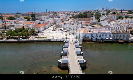 Vue aérienne de Tavira présentant les bâtiments historiques et les structures riveraines au Portugal Banque D'Images