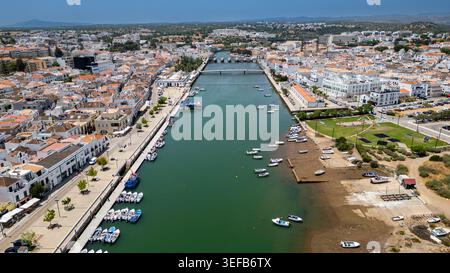 La ville historique de Tavira révèle des bateaux le long de la rivière et l'architecture parmi les bâtiments blancs au Portugal Banque D'Images