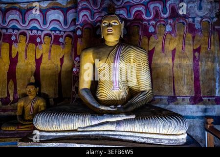 Les statues de Bouddha à l'intérieur du temple de la grotte de Dambulla présentent l'art ancien et la culture dans le district central du Sri Lanka Banque D'Images