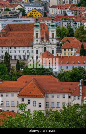 Vue depuis la colline du château montrant les toits et les bâtiments de Graz avec l'architecture historique dans le site autrichien du patrimoine de l'UNESCO Banque D'Images