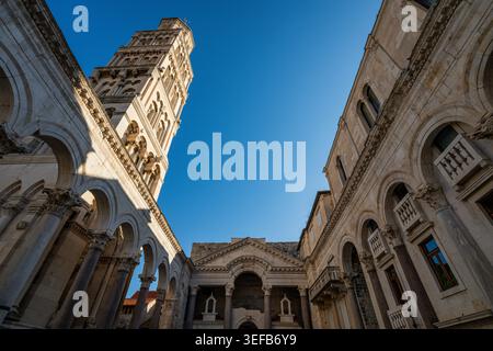 Focus sur le clocher de la cathédrale Saint-Domnius dans le palais historique de Dioclétien à Split, Croatie Banque D'Images