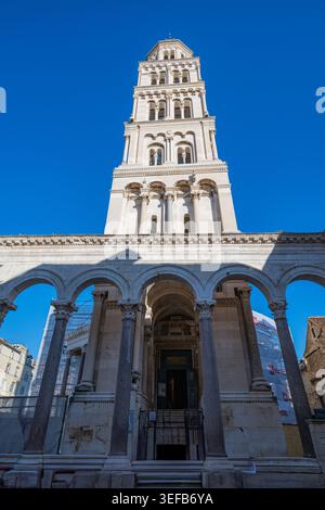 Le clocher roman se dresse haut à la cathédrale de Saint Domnius dans l'emplacement du palais de Dioclétien en Croatie Banque D'Images