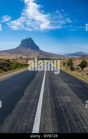 Monolithe s'élève le long de la route à Nakhitchevan, Azerbaïdjan au milieu d'un ciel clair et d'un paysage ouvert Banque D'Images