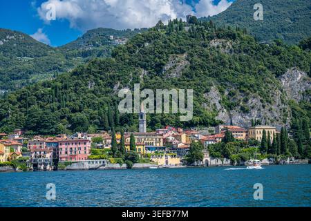 Varenna offre une vue sur les bâtiments colorés près du lac de Côme avec des collines en arrière-plan Banque D'Images