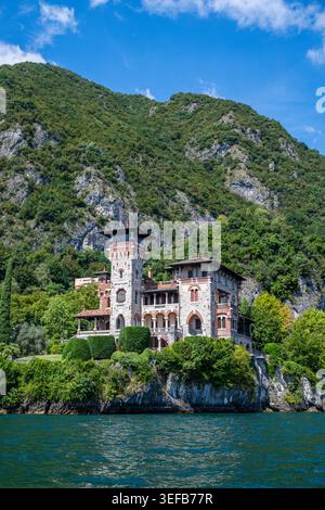 Villa Gaeta sur la rive du lac de Côme entourée de collines verdoyantes et d'eau bleue sous un ciel clair Banque D'Images