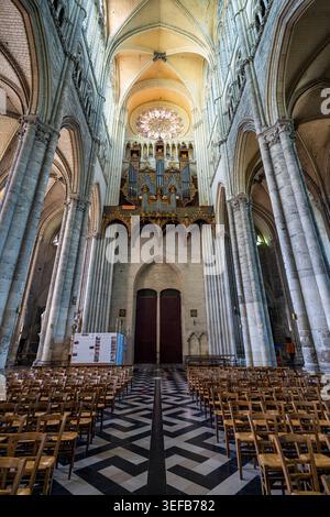 Intérieur de la cathédrale d'Amiens avec des chaises en bois et de hautes arches, mettant en valeur sa beauté architecturale en France Banque D'Images