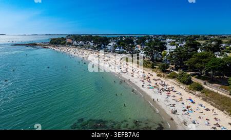 Vue élevée sur la plage de la crique Legenese avec des gens profitant du soleil et de l'eau en Bretagne, France Banque D'Images