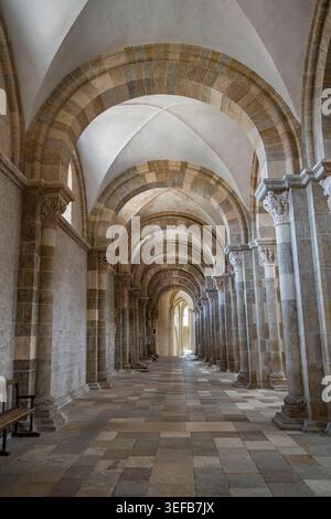 Explorer les détails architecturaux du cloître de l'abbaye de Vézelay en France avec de grandes arches et des murs de pierre Banque D'Images