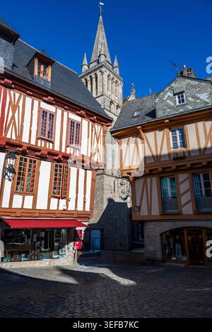 Explorer les vieilles rues avec des maisons à colombages et une grande église dans une ville française historique Banque D'Images