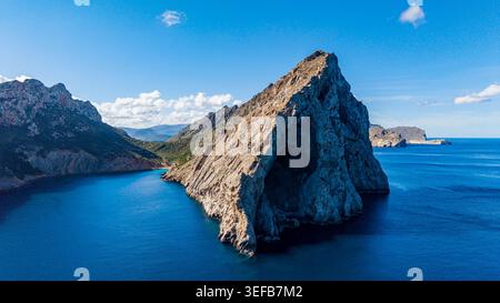 Vue aérienne de l'eau turquoise et des formations rocheuses à Vale Boquer à Majorque Banque D'Images