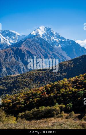 Paysage de montagne avec des sommets enneigés et des couleurs d'automne en Ossétie du Nord, Russie Banque D'Images