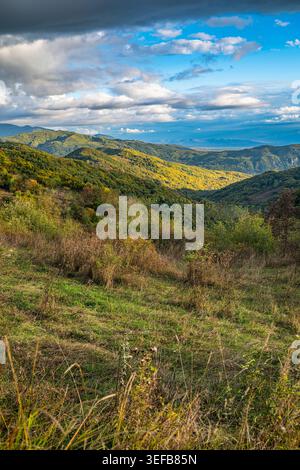 Les montagnes en Ossétie du Sud montrent des collines verdoyantes et un ciel bleu pendant la journée Banque D'Images