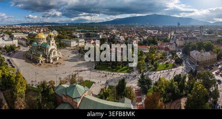 Vue panoramique de : cathédrale Alexander Nevsky à Sofia Bulgarie mettant en valeur l'architecture de la ville et ses environs Banque D'Images