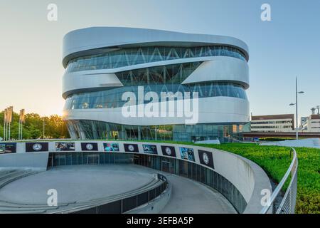 L'architecture moderne se trouve au musée Mercedes Benz de Stuttgart pendant le coucher du soleil en Allemagne Banque D'Images