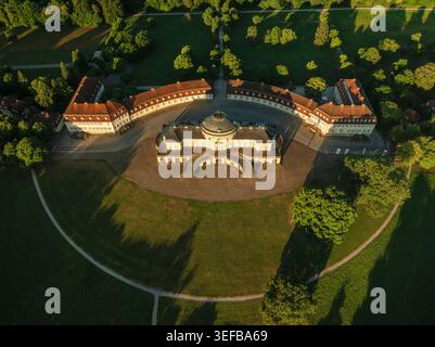 Le château solitude présente son architecture historique entourée de verdure à Stuttgart, dans le Bade-Wurtemberg, en Allemagne Banque D'Images