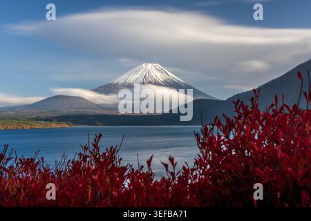 Mont Fuji en automne du lac Motosu, Japon Banque D'Images