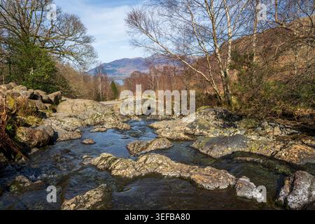 Scène de printemps à Ashness Bridge avec l'eau qui coule et paysage rocheux dans Lake District, Cumbria Banque D'Images