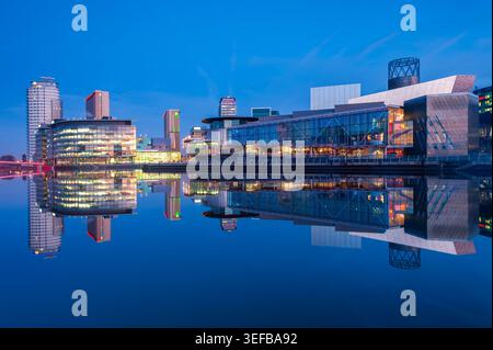 Réflexions de Salford Quays et du Lowry Theatre sur l'eau au crépuscule à Salford, Manchester Banque D'Images