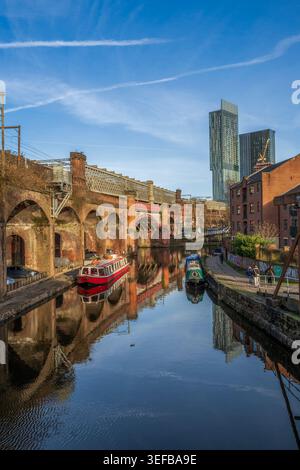 Vue sur le bassin de Castlefield avec barge et Beetham Tower à Manchester Banque D'Images