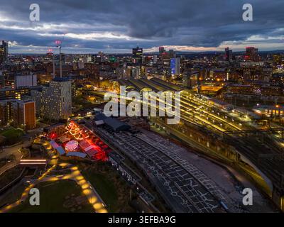 Vue de nuit de la gare de Manchester Piccadilly et de la ville d'en haut Banque D'Images