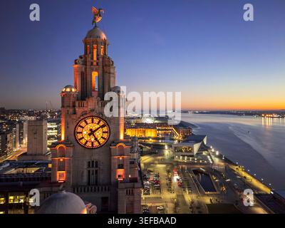 Vue sur les bâtiments de foie et Albert Dock le long de la rivière Mersey au crépuscule à Liverpool Banque D'Images
