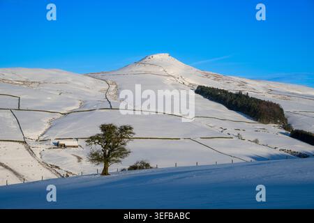 Vue hivernale de Shutlingsloe à Wildboarclough montrant un paysage enneigé et un ciel bleu dans Peak District Banque D'Images