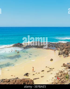 Les gens nagent dans des piscines naturelles, parc national Great Sandy, Fraser Island, Queensland, Australie Banque D'Images