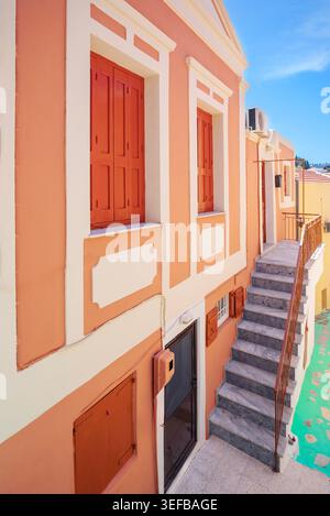 Ruelle peinte colorée, Chorio, île de Symi, îles du Dodécanèse, Grèce Banque D'Images