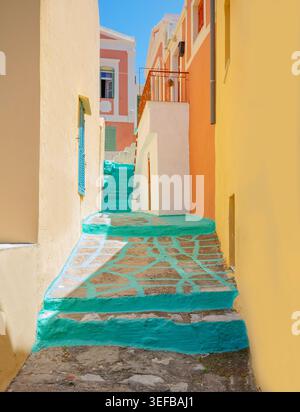 Ruelle peinte colorée, Chorio, île de Symi, îles du Dodécanèse, Grèce Banque D'Images