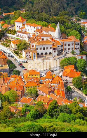 Vue en angle élevé du Palais national de Sintra et des bâtiments environnants à Sintra, Portugal avec des toits oranges et des arbres verts Banque D'Images