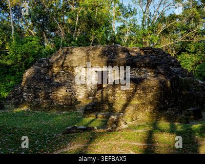Explorer le groupe A au site archéologique d'Uaxactun à Peten, au Guatemala, donne un aperçu de l'ancienne civilisation maya Banque D'Images