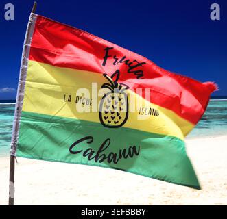 Drapeau de Fruta Cabana agitant sur la plage d'Anse source dArgent aux Seychelles pendant la journée ensoleillée Banque D'Images